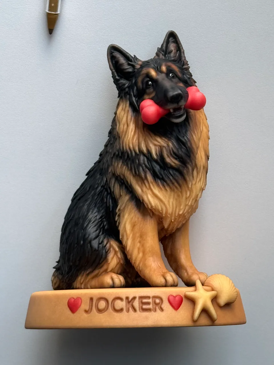 Figurine de berger allemand imprimée de 12 cm, assis, jouet rouge dans la gueule, socle sable gravé Jocker