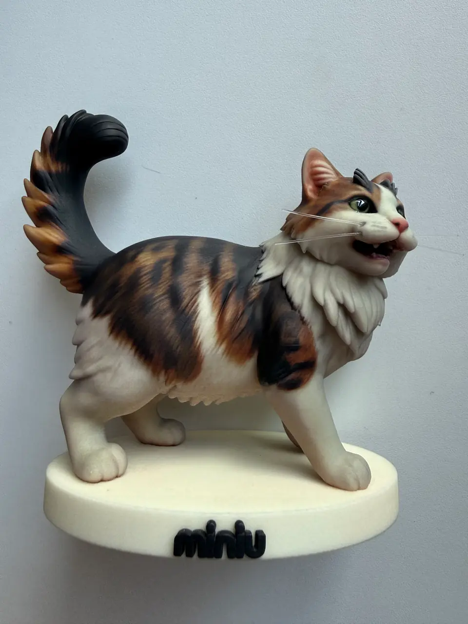 Figurine de chat tigré et blanc imprimée de 12 cm, gueule ouverte et moustaches en fil, socle crème