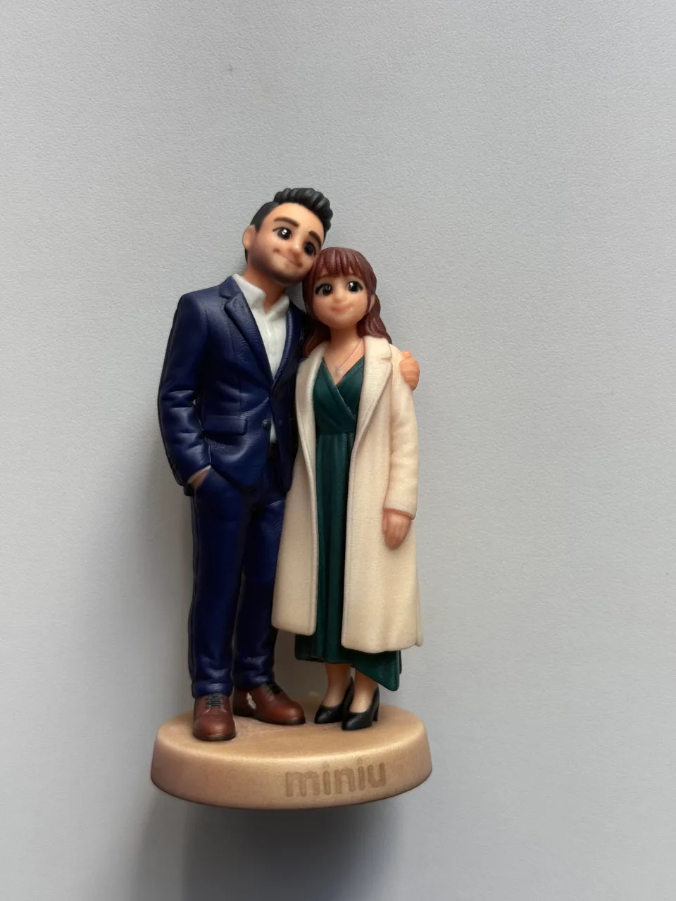 Figurine couple imprimée de 10 cm : homme en costume bleu marine, femme en long manteau blanc sur robe verte, socle gravé miniu