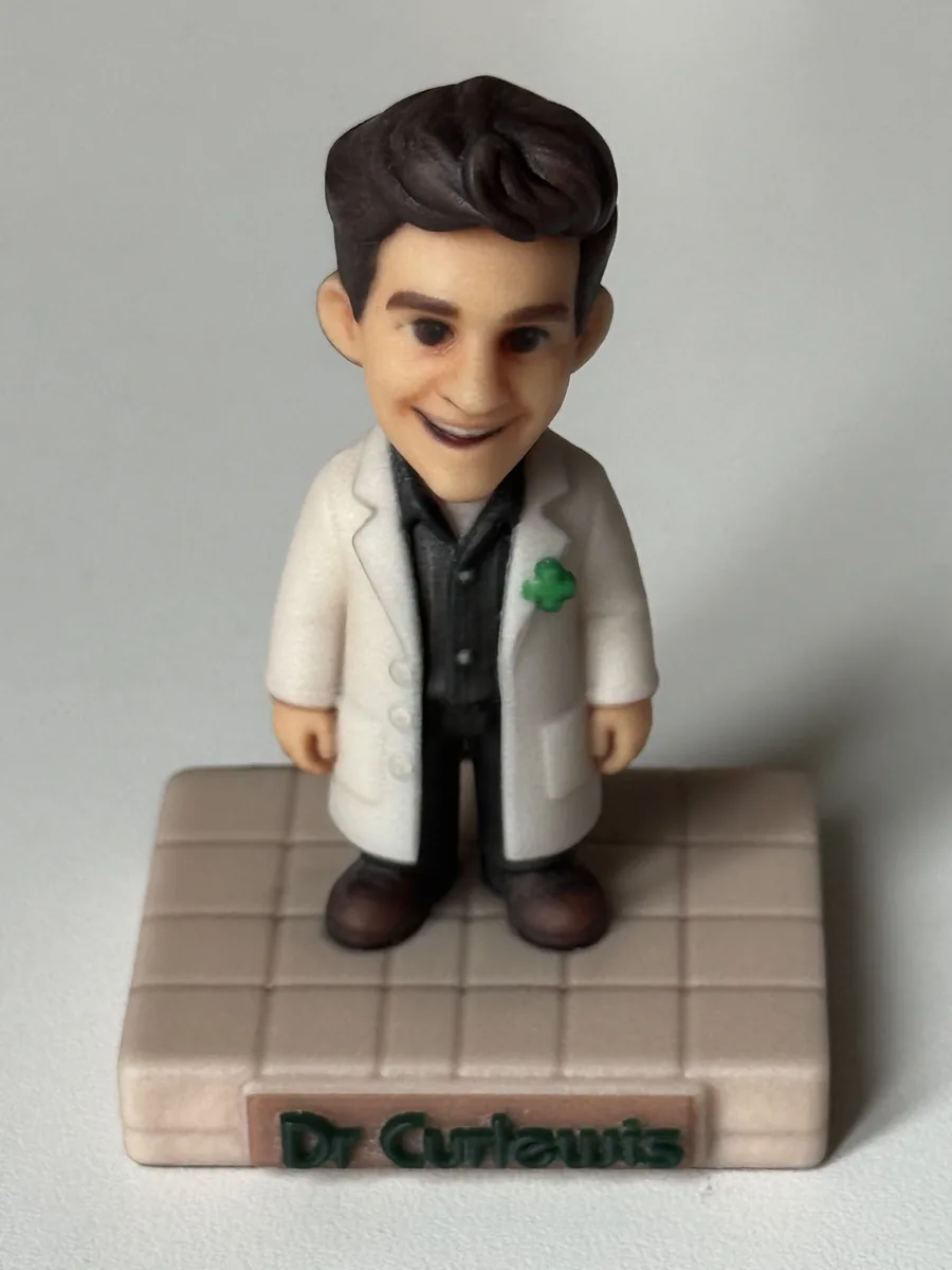 Figurine 3D personnalisee Miniu posee sur un socle premium avec accessoires