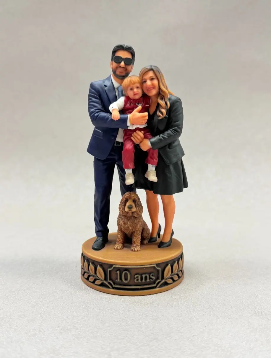 Figurine famille réaliste imprimée de 15 cm : couple, enfant dans les bras et cocker, socle laurier doré gravé 10 ans