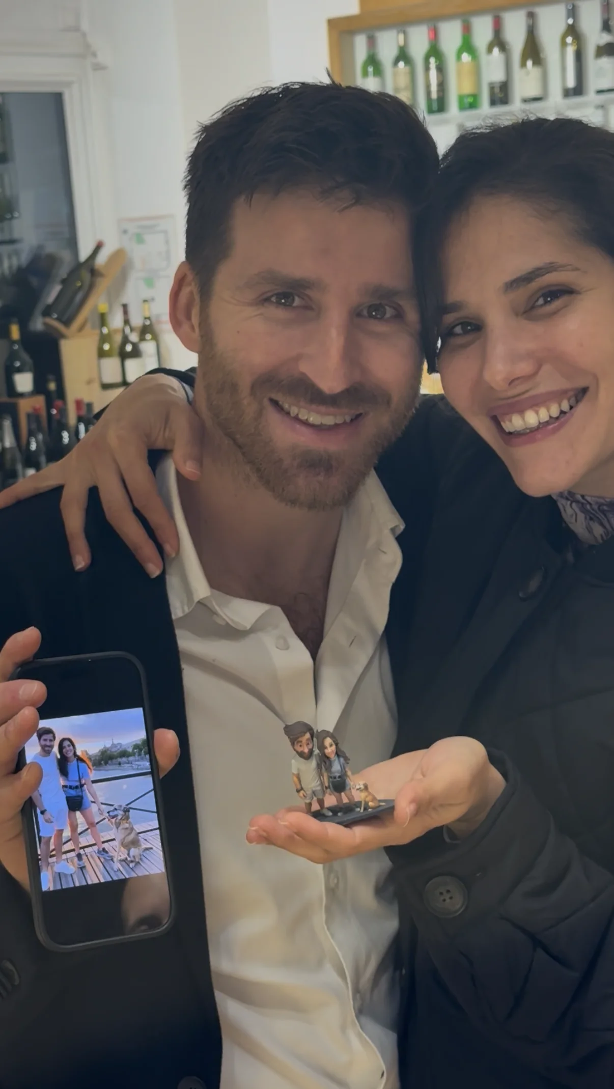 Thomas D. et sa compagne tiennent leur figurine Miniu