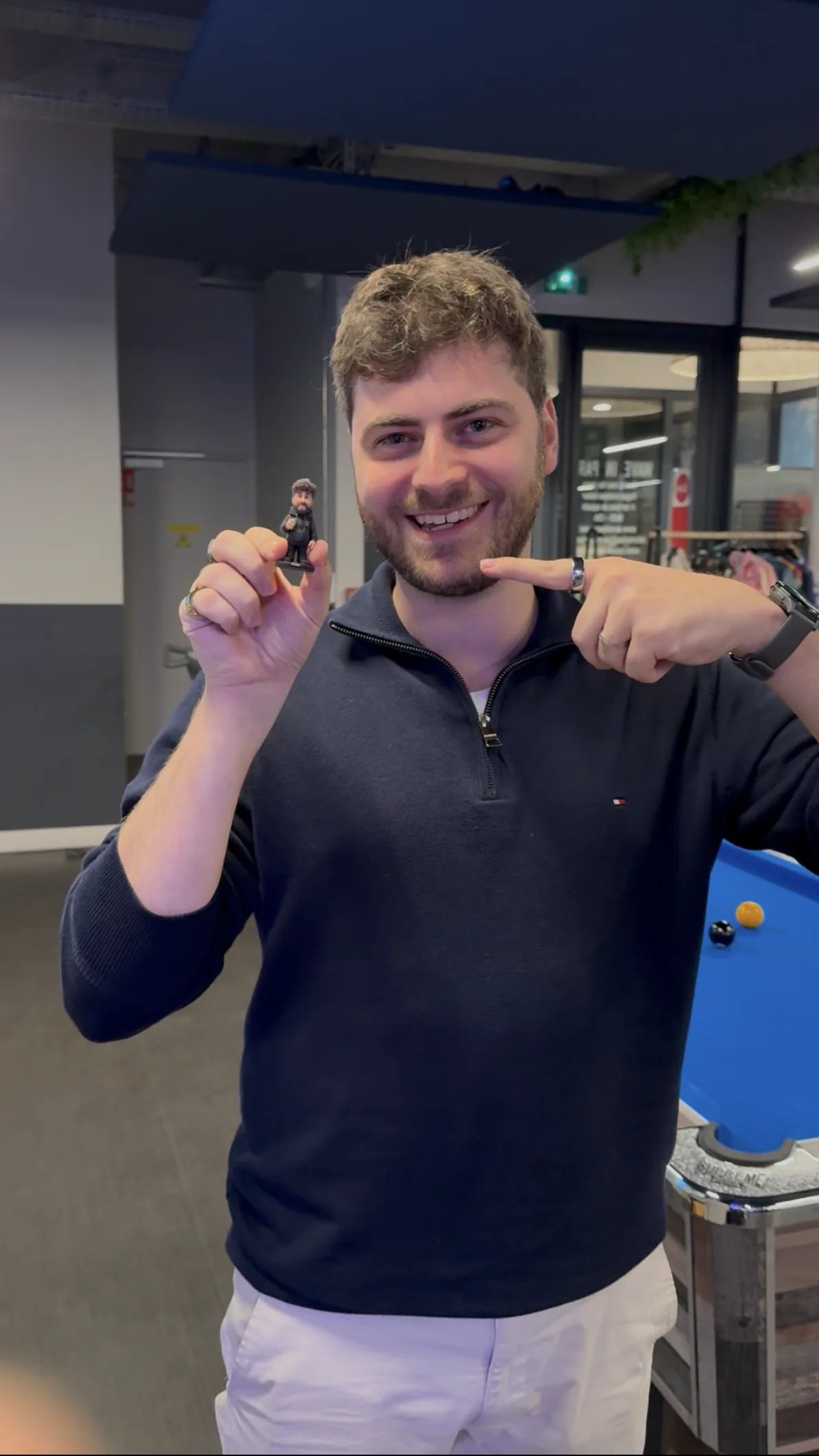 Lucas M. montre la figurine Miniu offerte à son ami