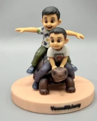 La figurine d'Hervé, imprimée par Miniu : deux enfants sur une tortue